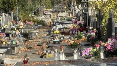 Varsovalilar gunesli havada bir gun erken mezarliklara dogru yola cikti 20523