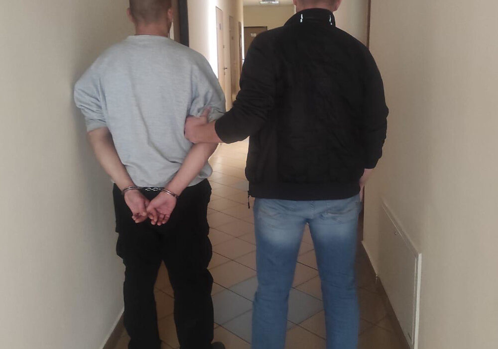 Wawer'de görevli polis memurları, komşusuna bıçakla saldıran bir şüpheliyi gözaltına aldı 1 Wawer de gorevli polis memurlari komsusuna bicakla saldiran bir supheliyi gozaltina aldi 20435