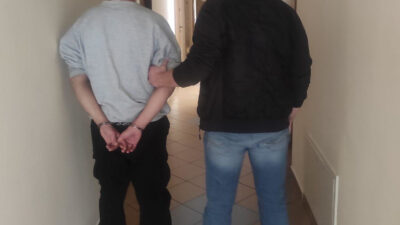 Wawer'de görevli polis memurları, komşusuna bıçakla saldıran bir şüpheliyi gözaltına aldı 3 Wawer de gorevli polis memurlari komsusuna bicakla saldiran bir supheliyi gozaltina aldi 20435