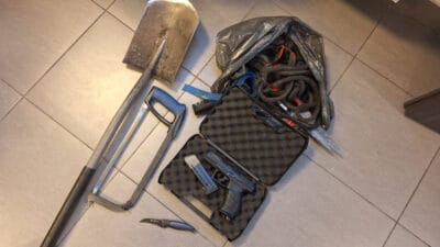 Wesola dan devriye memurlari tarafindan fark edilen ve yakalanan bu kisilerin metal arayicilari oldugu soylendi 15978