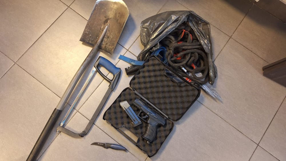 Wesola dan devriye memurlari tarafindan fark edilen ve yakalanan bu kisilerin metal arayicilari oldugu soylendi 15978