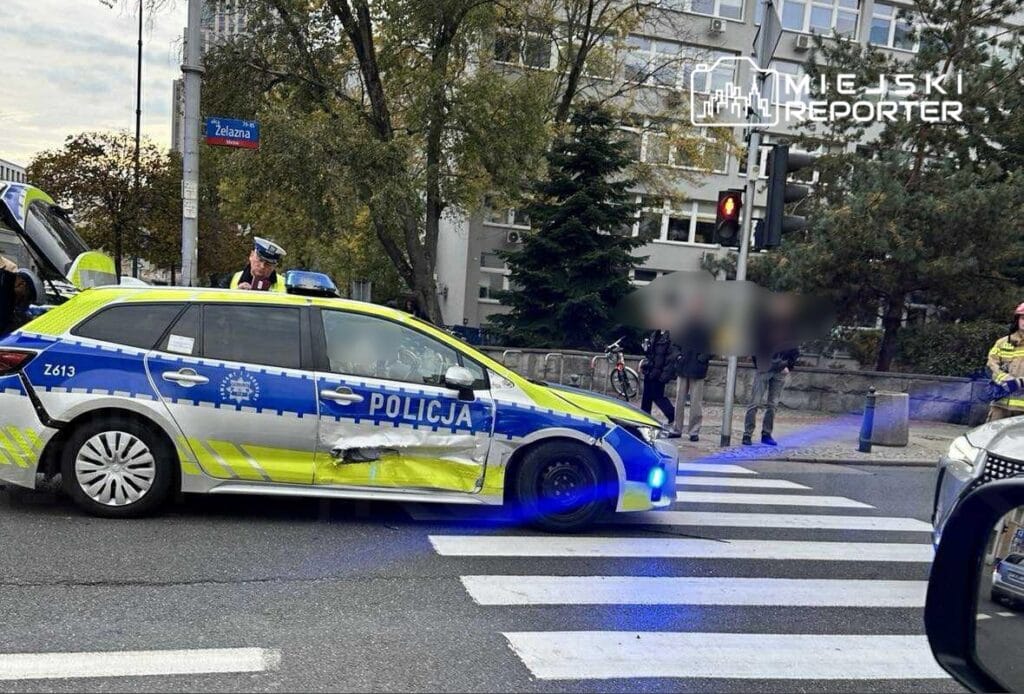 Wola da bir polis arabasi ile bir opel carpisti her iki surucu de yesil isigin kendilerinde oldugunu soyledi 18719