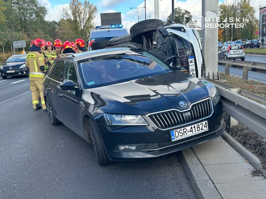 wola da toyota ve skoda nin carpismasinin ardindan iki serit trafige kapatildi bir araba yan yatti 18060