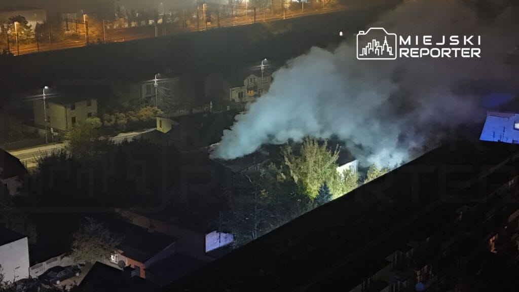 Wolomin de bos bir binada gece boyunca yangin cikti cati kati yaniyordu 17288