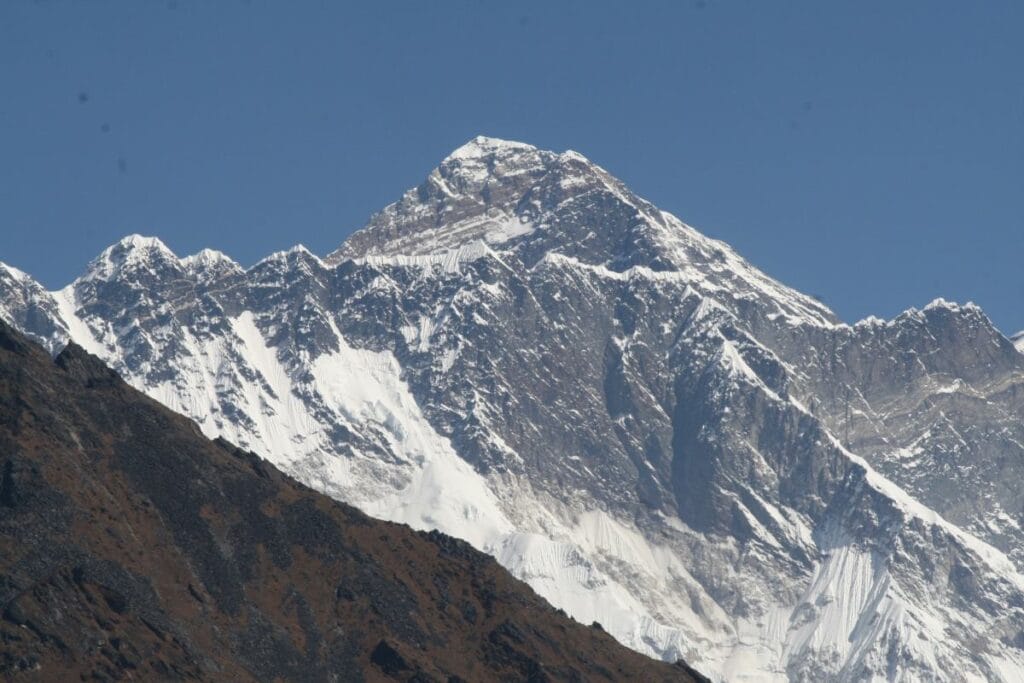 yaklasik 1 000 kisi everest dagi nda mahsur kaldi kurtarma operasyonu devam ediyor 15135