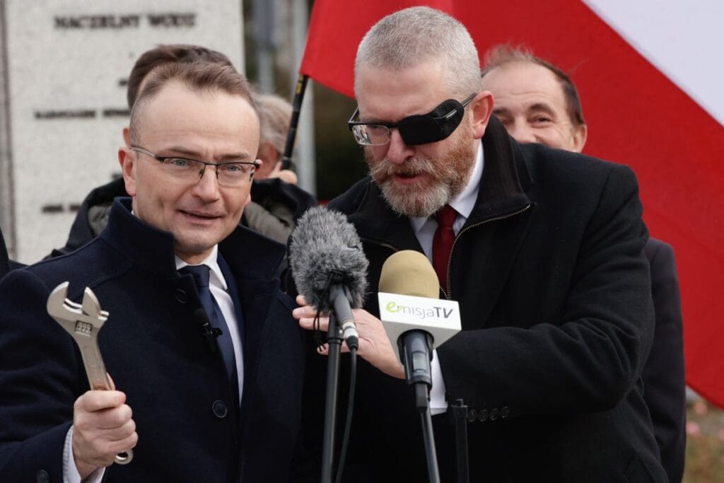 yangin sondurucu ile anahtarin ittifaki braun wochem ile birlikte senato icin savasmaya ve bagimsizligini yeniden kazanmaya gidiyor 19878