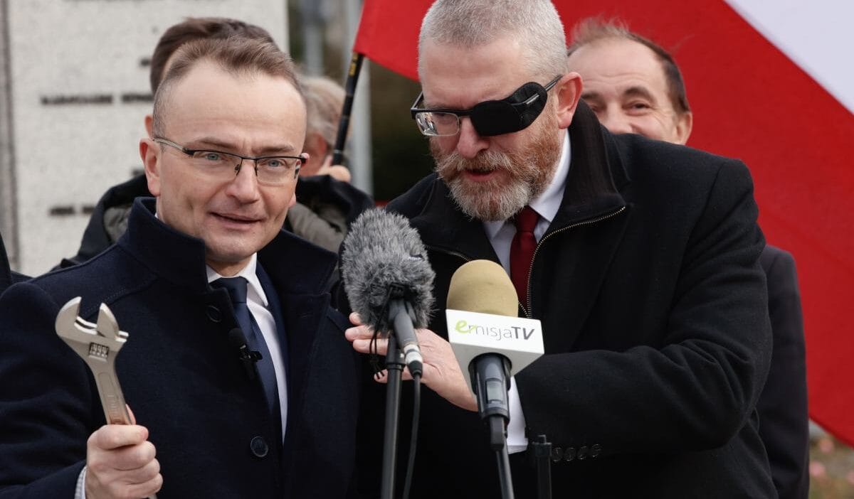 Yangin sondurucu ile anahtarin ittifaki braun wochem ile birlikte senato icin savasmaya ve bagimsizligini yeniden kazanmaya gidiyor 19878