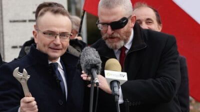 Yangin sondurucu ile anahtarin ittifaki braun wochem ile birlikte senato icin savasmaya ve bagimsizligini yeniden kazanmaya gidiyor 19878