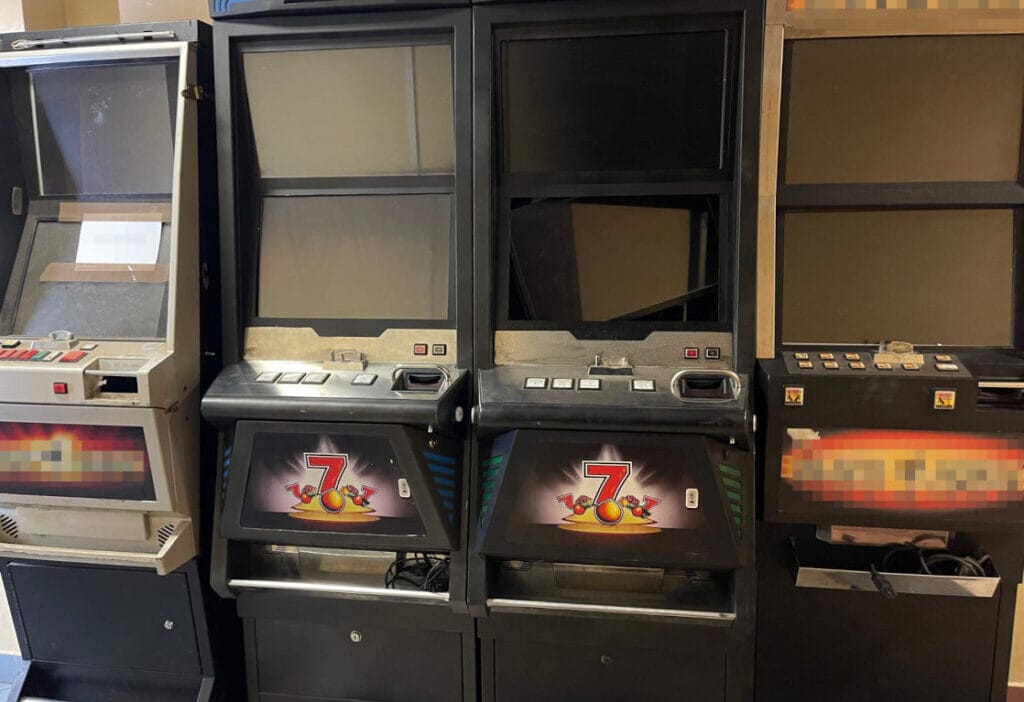 Yasa disi kumar oynatmayi hedef alan diger operasyonlar kisilerin tutuklanmasi ve kumar makinelerinin emniyete alinmasiyla sonuclandi 18048