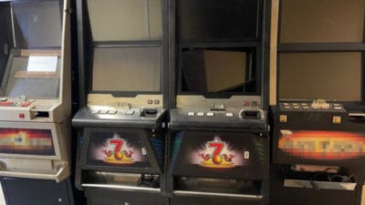 Yasa disi kumar oynatmayi hedef alan diger operasyonlar kisilerin tutuklanmasi ve kumar makinelerinin emniyete alinmasiyla sonuclandi 18048