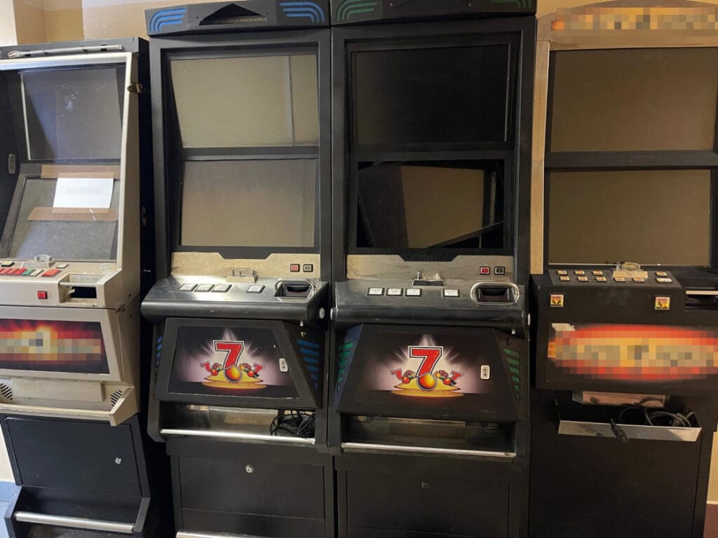 yasa disi kumar oynatmayi hedef alan diger operasyonlar kisilerin tutuklanmasi ve kumar makinelerinin emniyete alinmasiyla sonuclandi 18048