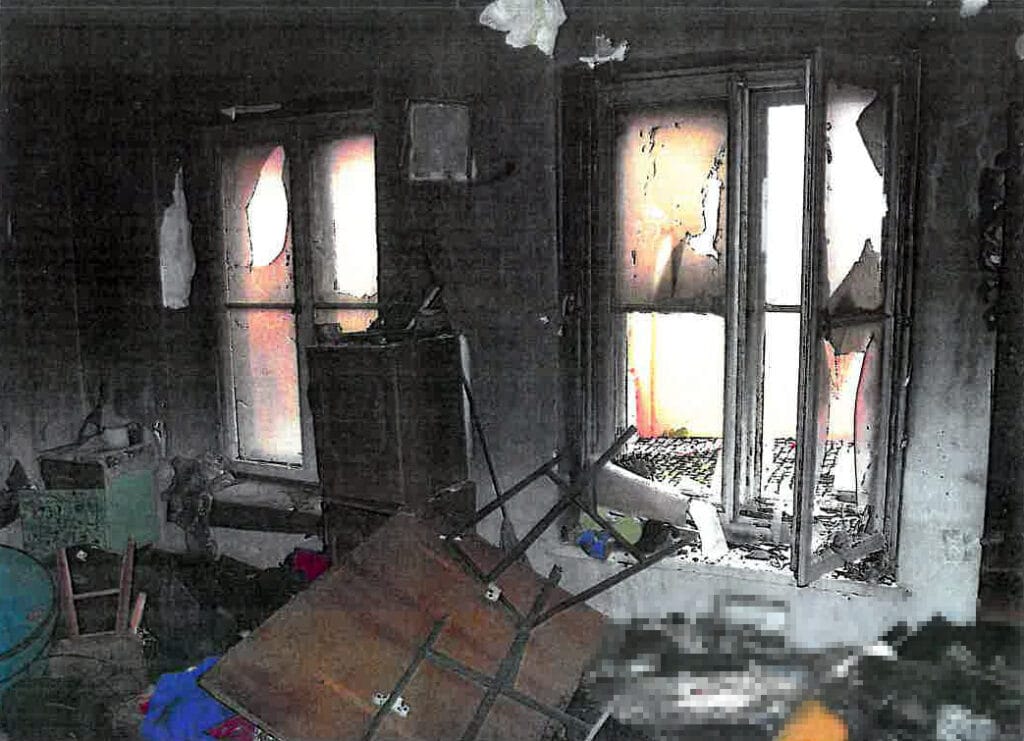 yeni dunya da ozel bir zalimlikle cinayet arkadasini uyurken canli canli atese vermistir fail dairede mangal yaptigini ve daha iyi bir cug olmasi icin kapiyi acik biraktigini soyleyerek ovundu 14246