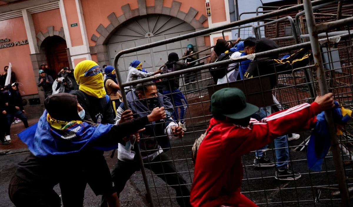 Yetkililer benzin fiyatlarini artirdi ofkeli bir kalabalik baskanin da katildigi bir kongreye saldirdi 15816