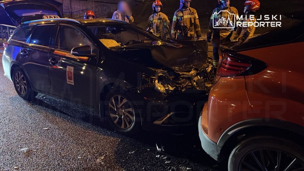 Yolcu tasimaciligi yapan bir surucu s8 de iki araca carpti trafikte buyuk aksama 17997