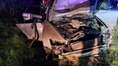 Yolda trajedi audi bir hendege girdi ve bir menfeze carpti i ki kisi arabadan dustu bir kisi oldu digeri yaralandi 16574