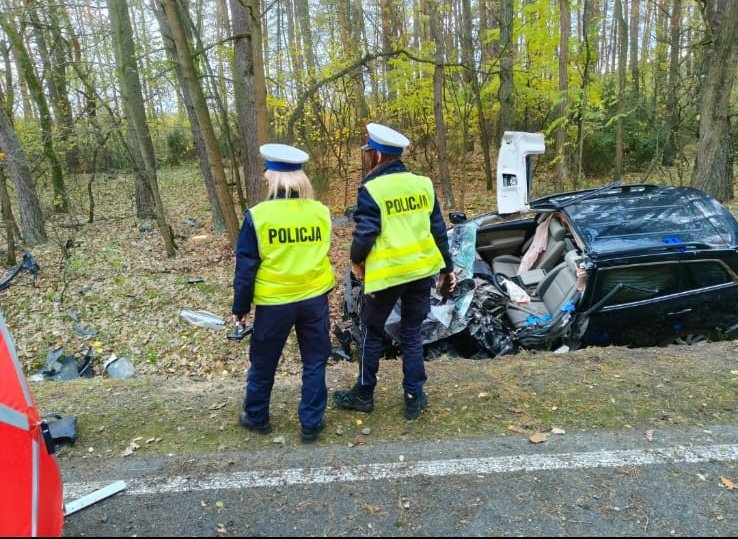 Yoldan cikmis bir agaca carpmis ve devrilmis surucu olay yerinde oldu 20281