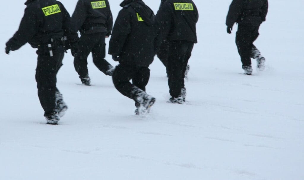 yuzlerce polis memuru bayan ewa yi aradi kadin cok gec oldugunda bulundu 15006