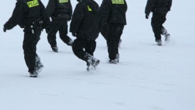 Yuzlerce polis memuru bayan ewa yi aradi kadin cok gec oldugunda bulundu 15006