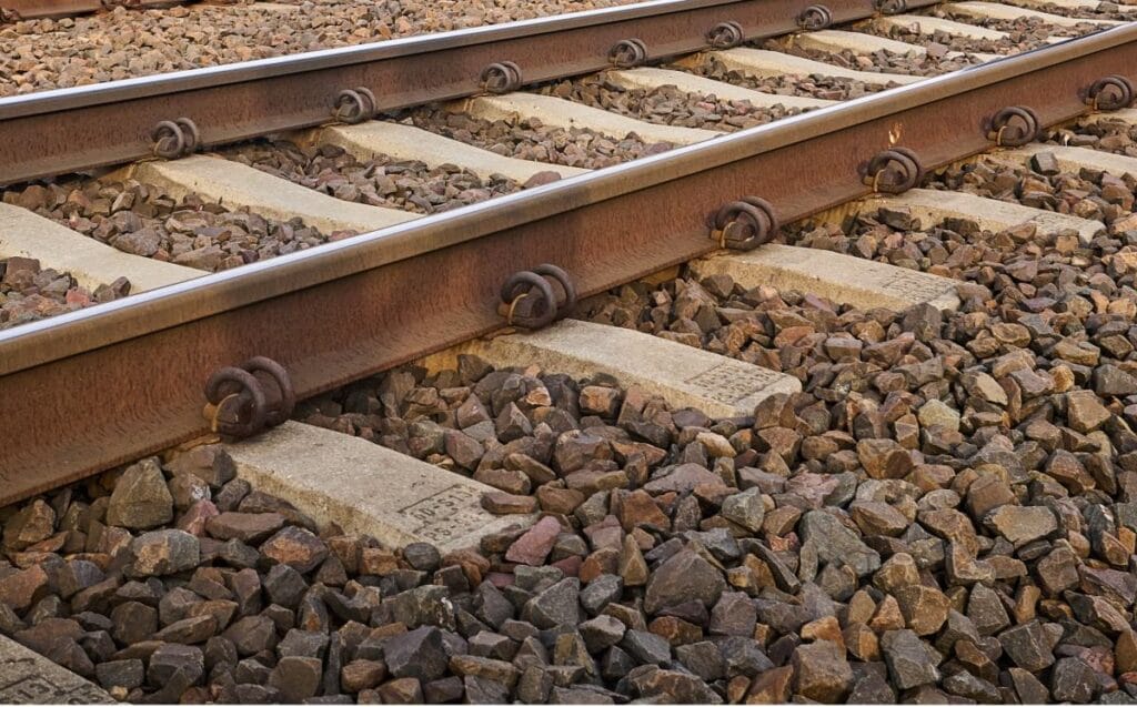 zabrze bir surucu arabasini tren raylarina surdu ve bir lokomotif yaklasiyordu 17916