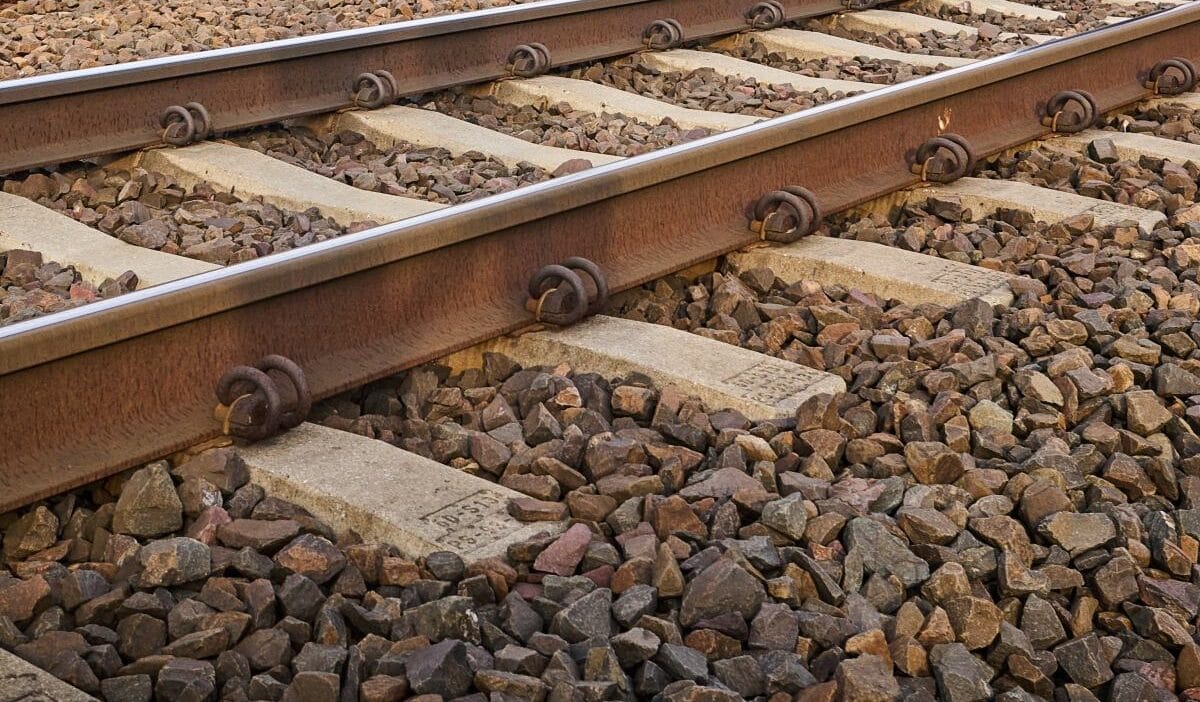 Zabrze bir surucu arabasini tren raylarina surdu ve bir lokomotif yaklasiyordu 17916