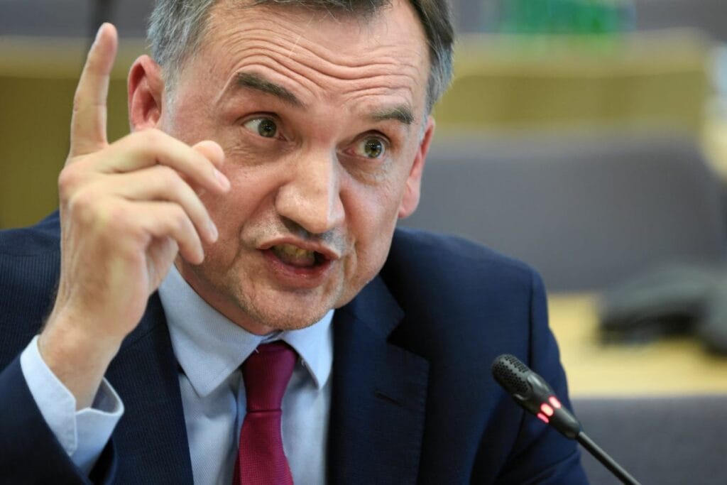 zbigniew ziobro budapeste de onurlandirilarak karsilandi romanowski nin ayak izlerini takip edecek mi 19942