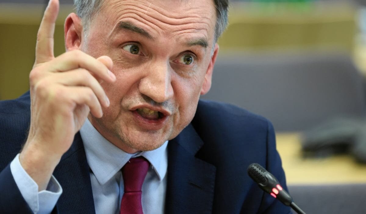 Zbigniew ziobro budapeste de onurlandirilarak karsilandi romanowski nin ayak izlerini takip edecek mi 19942