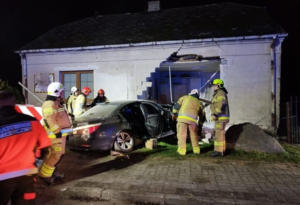 18 yasindaki bir genc bmw marka araciyla bir binaya daldi polis memurlari ehliyetine el koydu 22362