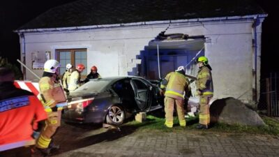 18 yasindaki bir genc bmw marka araciyla bir binaya daldi polis memurlari ehliyetine el koydu 22362