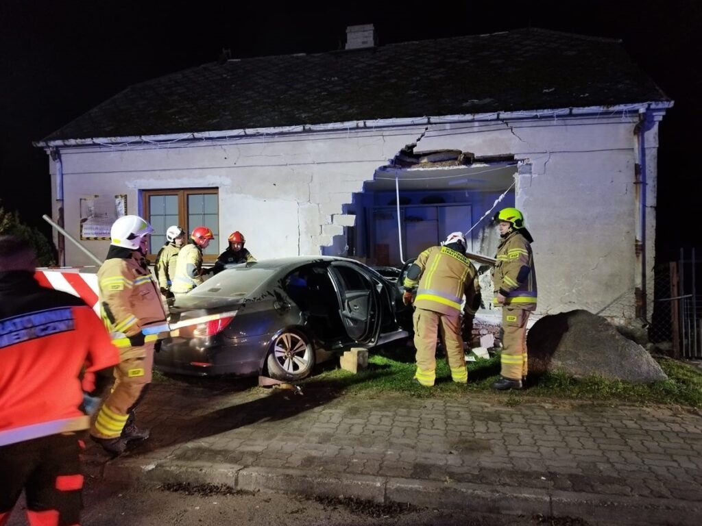 18 yasindaki bir genc bmw marka araciyla bir binaya daldi polis memurlari ehliyetine el koydu 22362