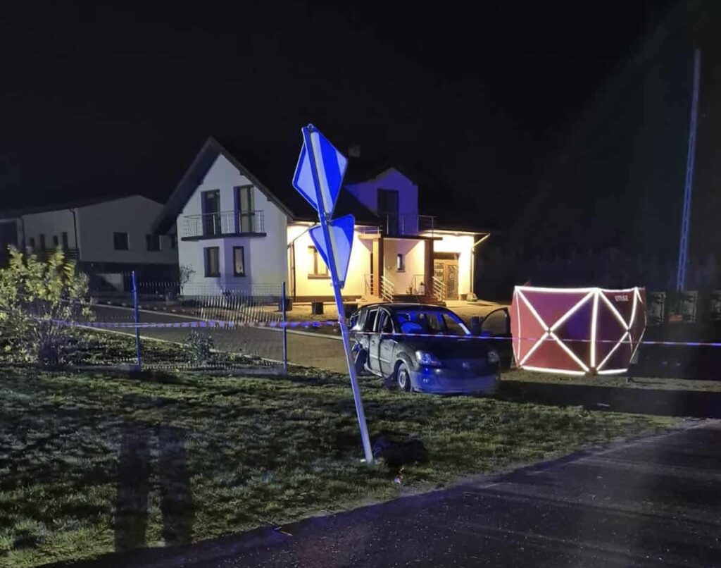 18 yasindaki bir genc gecis hakkini ihlal ederek kazaya neden oldu yolcu oldu iki kisi yaralandi 23587