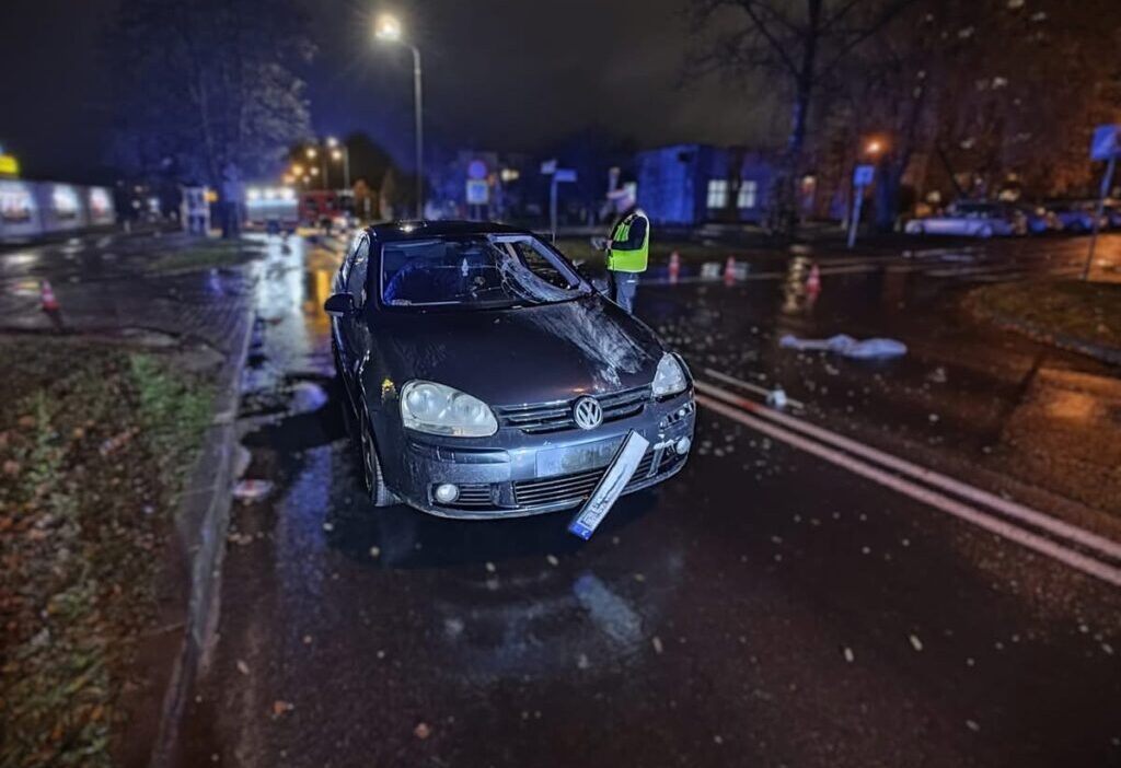 20 yasindaki bir kisi yaya gecidinde 62 yasindaki bir adama carpti adam hastaneye kaldirildi 23940