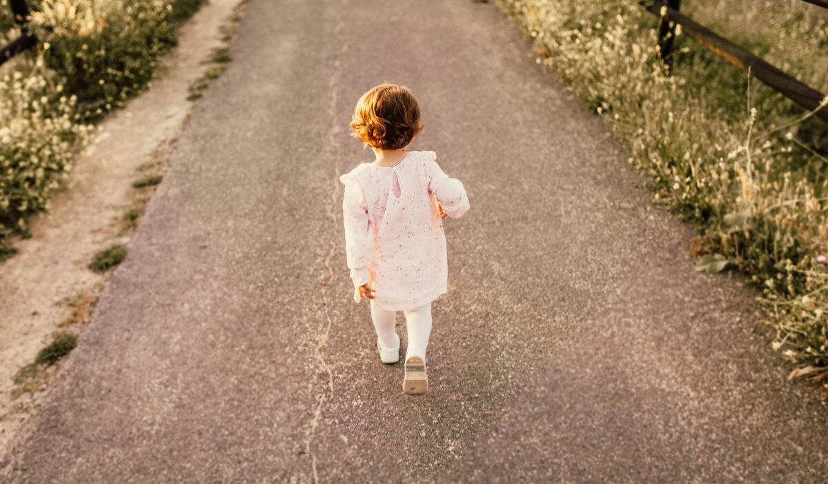 3 5 yasinda bir kiz cocugu bialystok ta dolasiyordu agliyordu usuyordu polis cocugun annesini buldu 21283