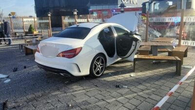 37 yasindaki genc mercedes i mcdonald s restoraninin bahcesine surdu 21393