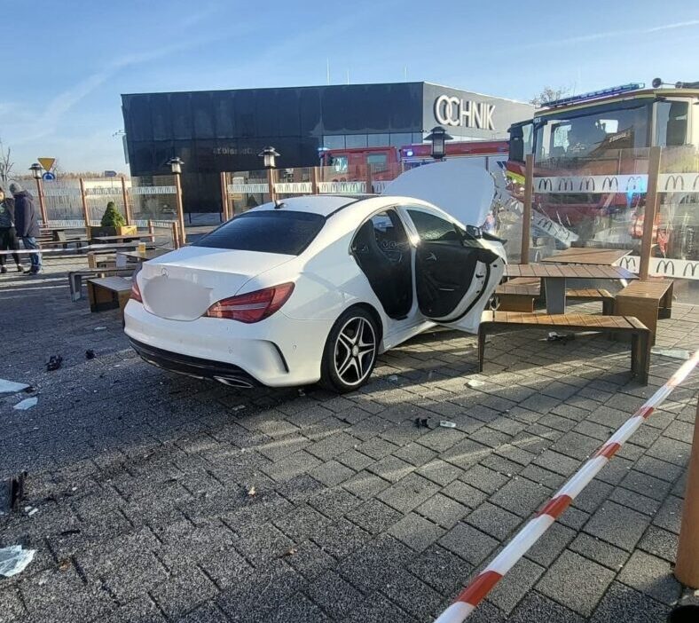 37 yasindaki genc mercedes i mcdonald s restoraninin bahcesine surdu 21393