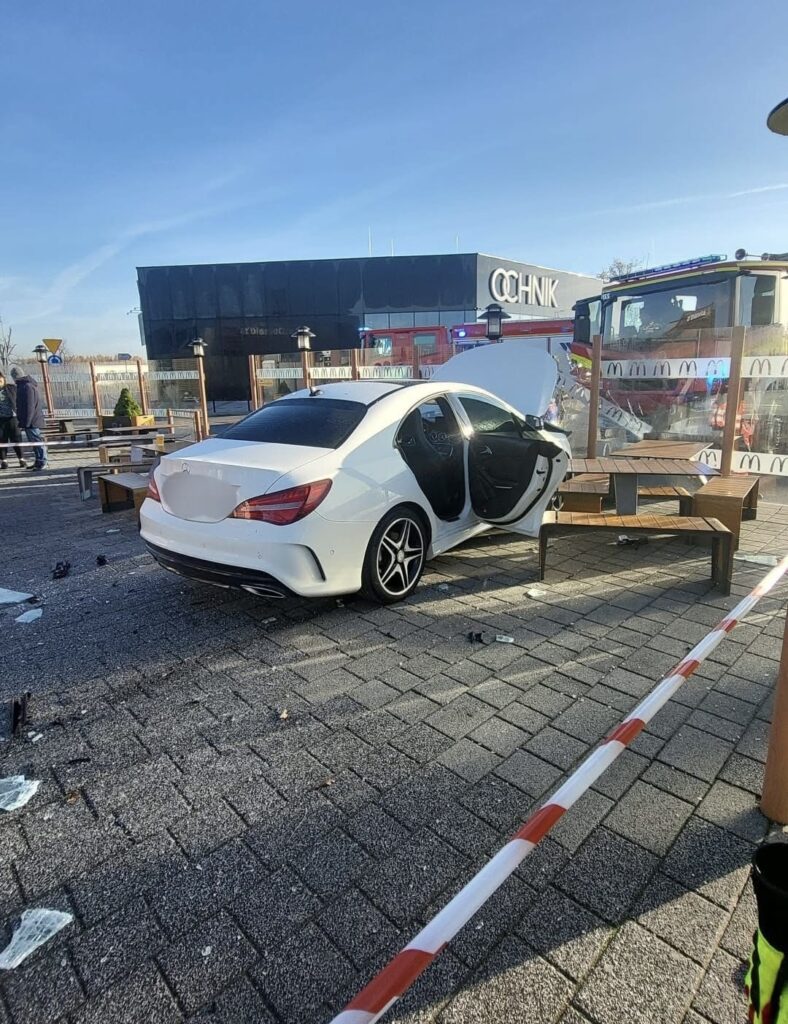 37 yasindaki genc mercedes i mcdonald s restoraninin bahcesine surdu 21393