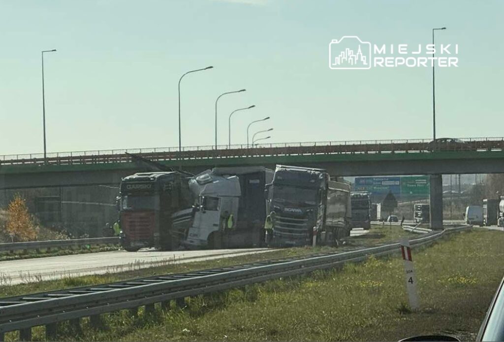 A1 de iki kamyon carpisti otoyol tamamen kapandi 21110