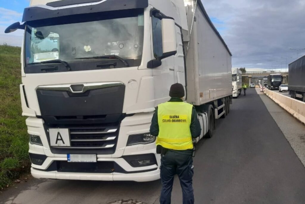 a4 uzerinde kamyonculari durdurdular kas almanya dan polonya ya ne tasindigini acikladi 20896