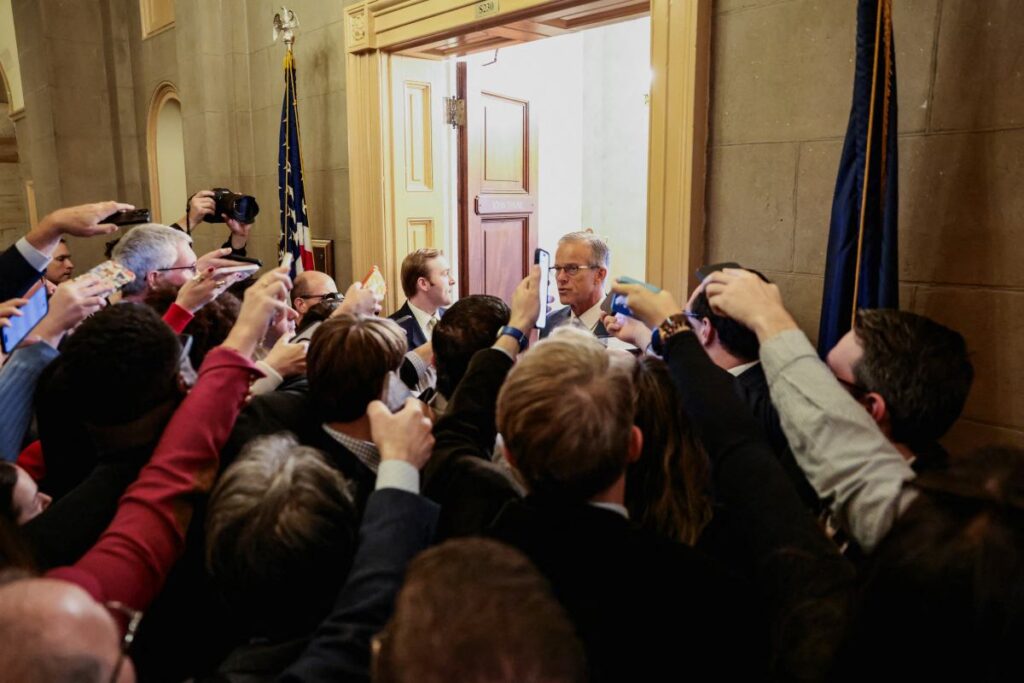 abd de kapanmanin sona erdirilmesi konusunda onemli bir gelisme sekiz demokrat fikir degistirdi acinasi 22401