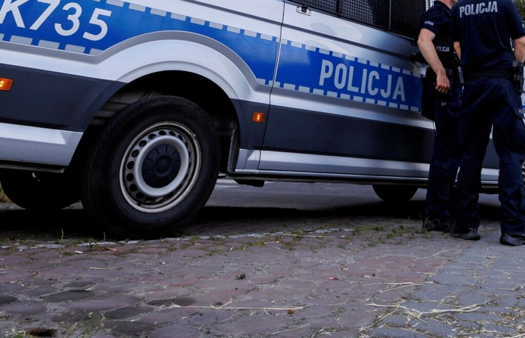 aile ici bir mudahale sirasinda bir polis memuruna bicakla saldirdi saldirgan oldu 22215