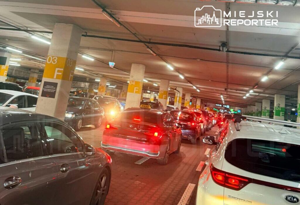 Alisveris merkezlerinde rekor trafik sikisikligi vatandaslar arkadia cevresinde yaklasik 4 er saat bekliyor 22404