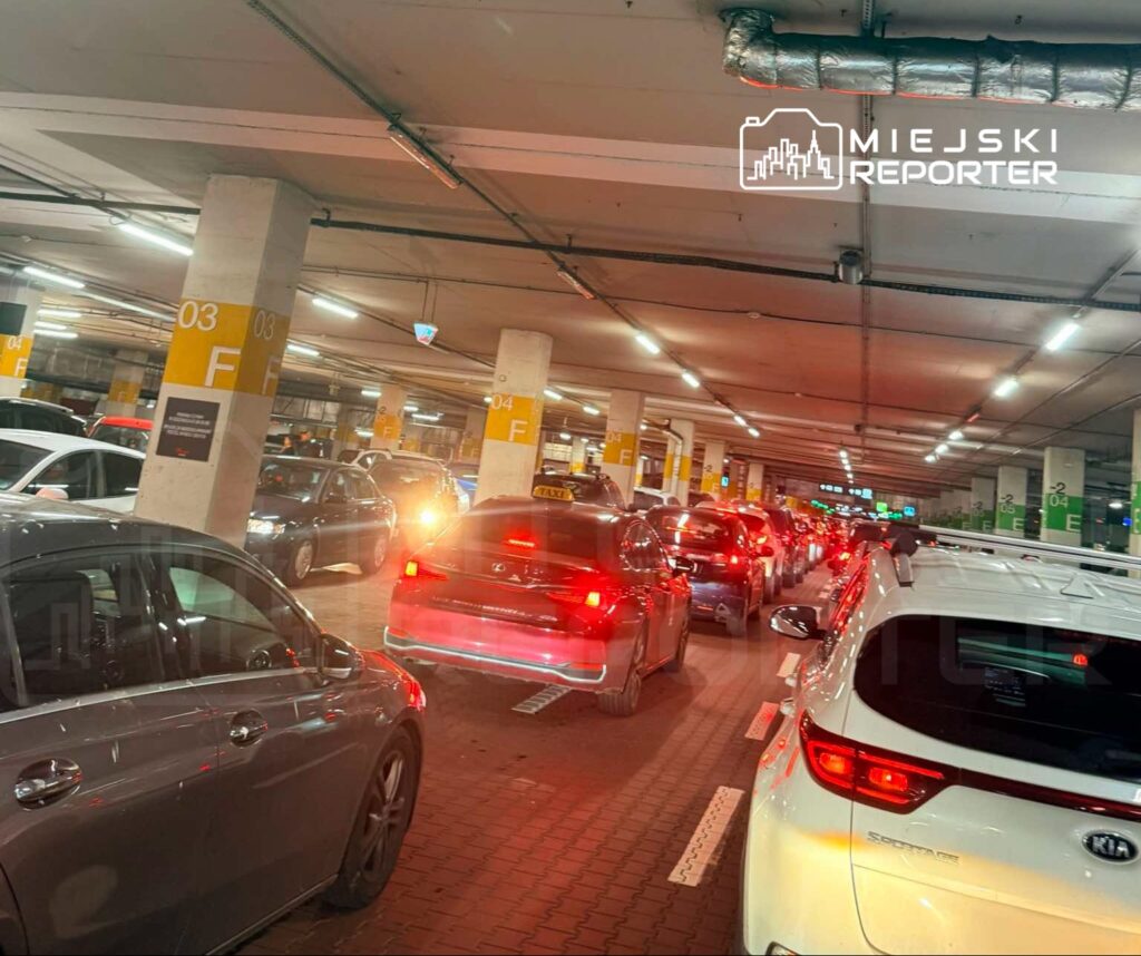 alisveris merkezlerinde rekor trafik sikisikligi vatandaslar arkadia cevresinde yaklasik 4 er saat bekliyor 22404