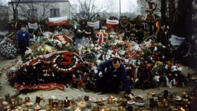 Anavatan icin ayinler ve torun yakinlarinda bir kacirma olayi polonya yi ve dunyayi etkileyen bir hikaye 21674