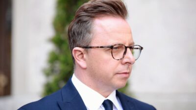 Ap milletvekili nawrocki'ye saldırdı. "başkanlık sarayı'ndaki sabotajdan" söz ediyor. 3 Ap milletvekili nawrocki ye saldirdi baskanlik sarayi ndaki sabotajdan soz ediyor 26643