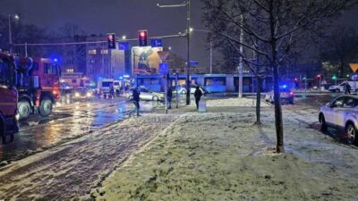 Araba tramvaya carpti yaralilar var polis bagajda kilitli kalan adam oldu 25701