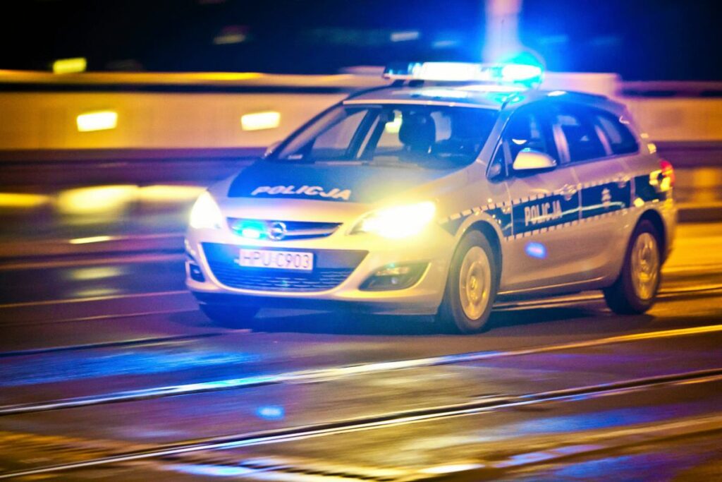 araba yoldan cikti ve bir agaca carpti direksiyonda 17 yasinda biri var i ki genc oldu 22518