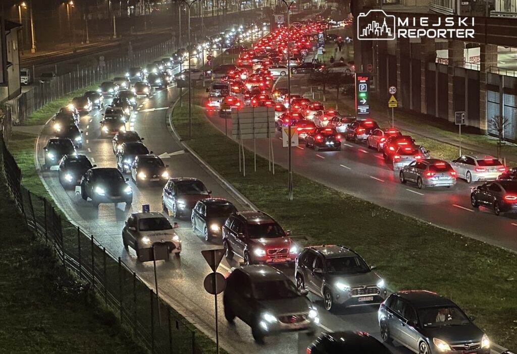 Arkadia bolgesinde ve otoparklarda trafik felc oldu suruculer ayrilmak icin her seferinde onlarca dakika bekliyor 22027