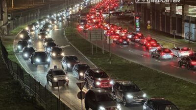 Arkadia bolgesinde ve otoparklarda trafik felc oldu suruculer ayrilmak icin her seferinde onlarca dakika bekliyor 22027