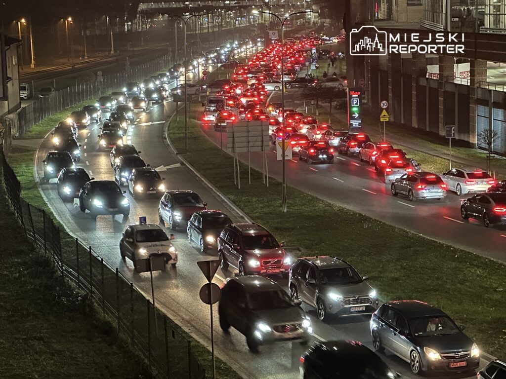 arkadia bolgesinde ve otoparklarda trafik felc oldu suruculer ayrilmak icin her seferinde onlarca dakika bekliyor 22027