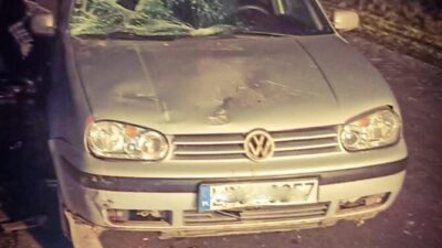 Arkasinda isiksiz iki tekerlekli bir araci surukleyen bir yayanin karistigi ciddi bir vur kac olayi adam yolun ters tarafinda yuruyordu 26282