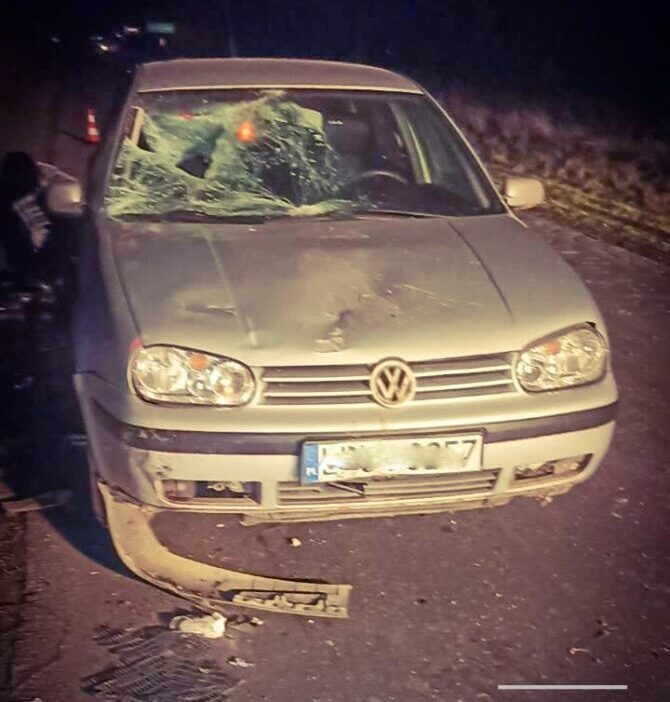 Arkasinda isiksiz iki tekerlekli bir araci surukleyen bir yayanin karistigi ciddi bir vur kac olayi adam yolun ters tarafinda yuruyordu 26282